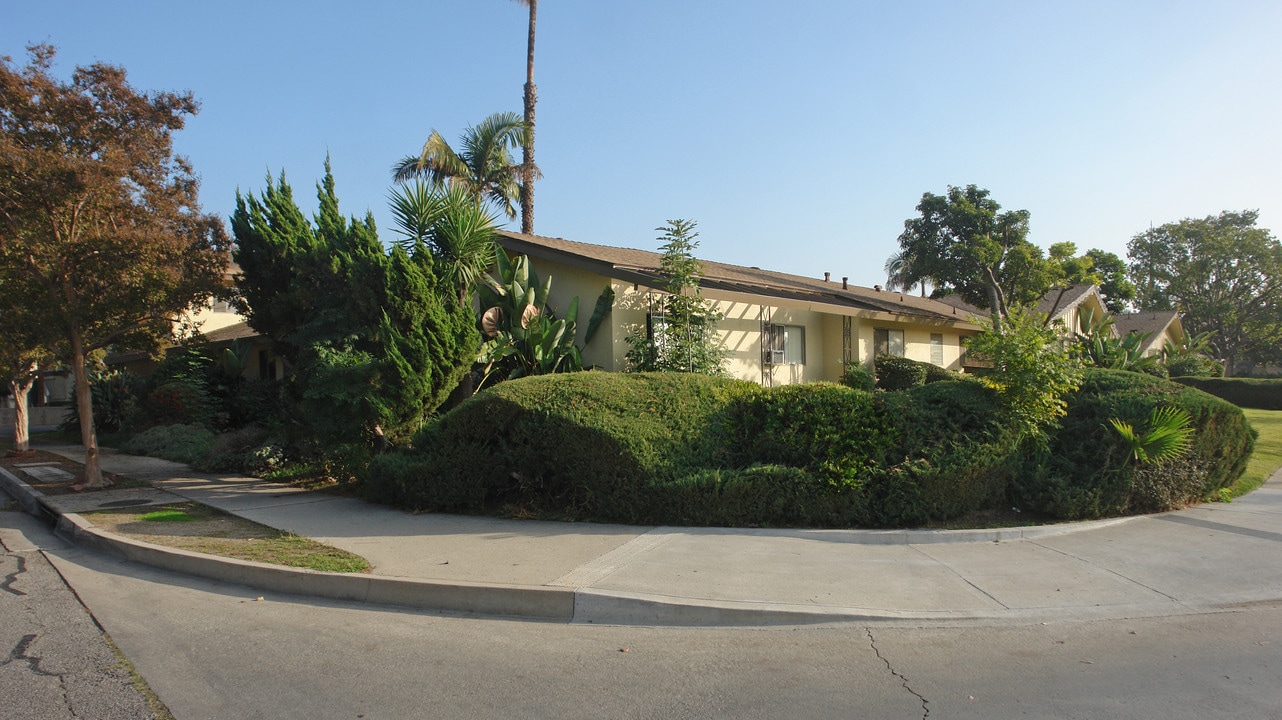 570 Hollenbeck Apartments in Covina, CA - Foto de edificio