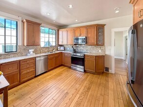 2104 Carmelita Ave in Hillsborough, CA - Building Photo - Building Photo