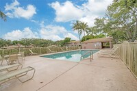 8511 E Southgate Shores Cir in Tamarac, FL - Foto de edificio - Building Photo