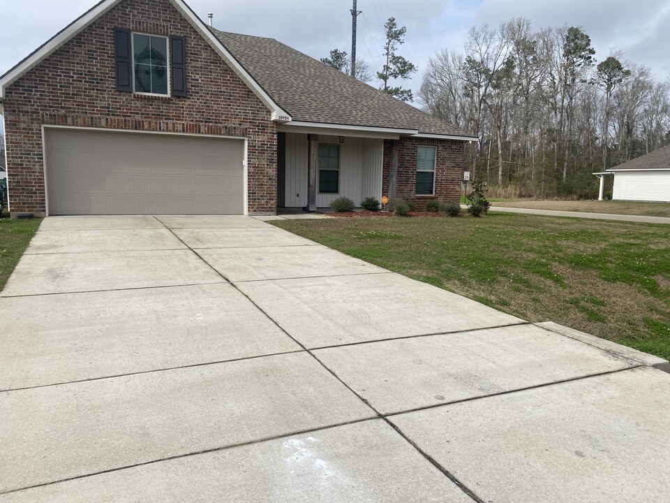 39595 Deer Crossing Trail in Ponchatoula, LA - Building Photo