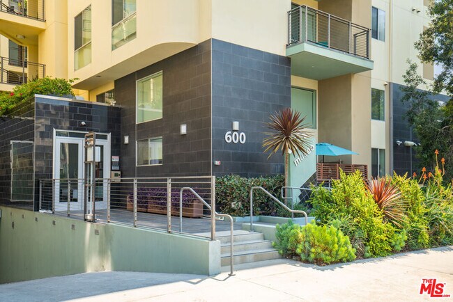 600 Ridgeley Dr in Los Angeles, CA - Foto de edificio - Building Photo