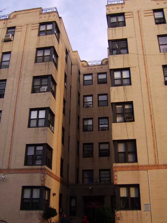 2200 Tiebout Ave in Bronx, NY - Building Photo - Building Photo