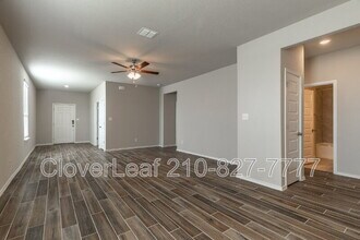 275 Kinsley Wy in New Braunfels, TX - Building Photo - Building Photo