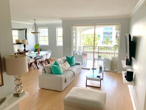 3245 NE 184th St in North Miami Beach, FL - Building Photo - Building Photo