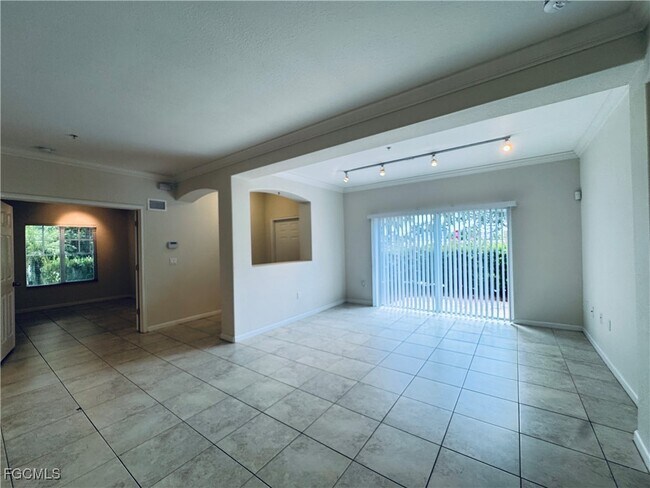 13100 Bella Casa Cir in Ft. Myers, FL - Building Photo - Building Photo