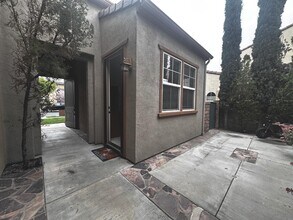 28037 River Trail Ln in Santa Clarita, CA - Foto de edificio - Building Photo