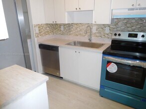 815 NE 199th St in Miami, FL - Building Photo - Building Photo