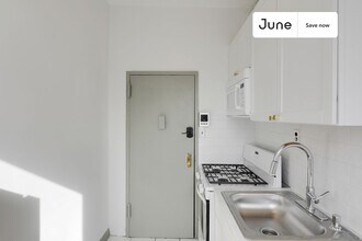 824 9th Ave in New York, NY - Building Photo - Building Photo