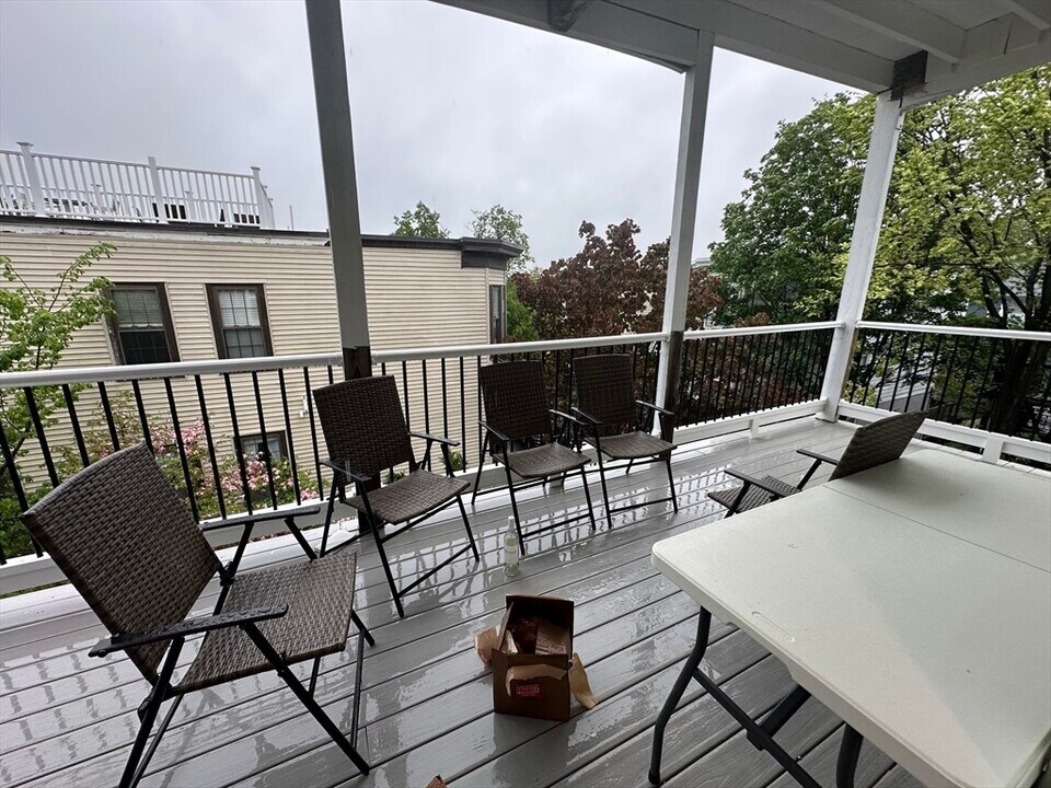 633 E 8th St, Unit 3 in Boston, MA - Building Photo