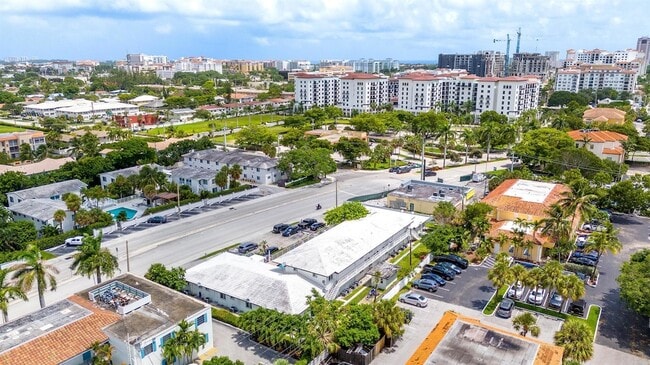 330 W Camino Real in Boca Raton, FL - Foto de edificio - Building Photo