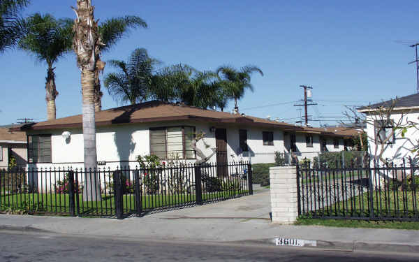 3593 Beechwood Ave in Lynwood, CA - Building Photo