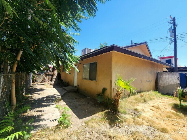107-109 Woodrow Ave in Bakersfield, CA - Building Photo - Building Photo