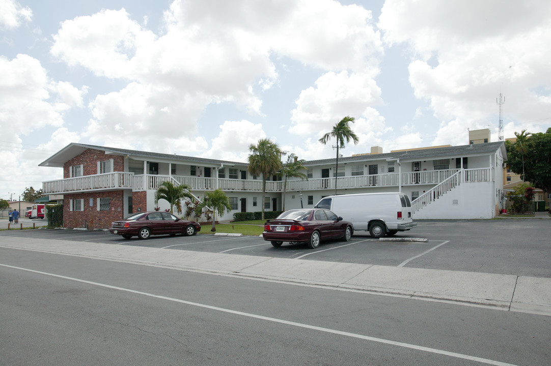 70 E 8th St in Hialeah, FL - Building Photo