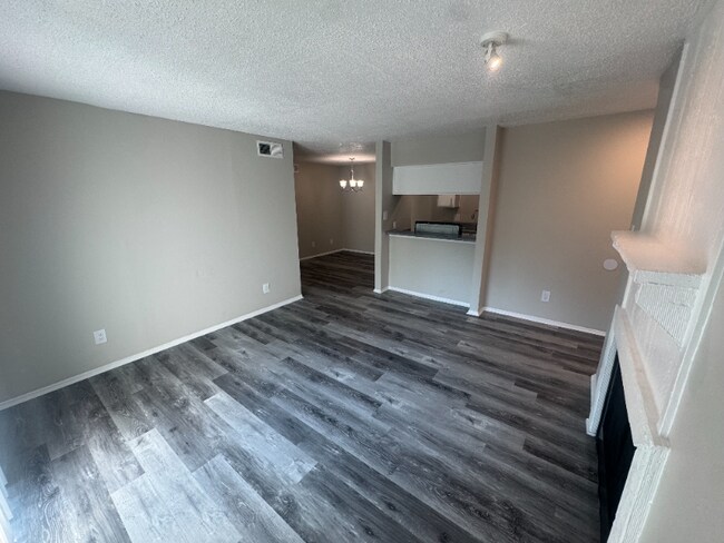 2010 Estrada Pkwy, Unit 34-202 in Irving, TX - Foto de edificio - Building Photo