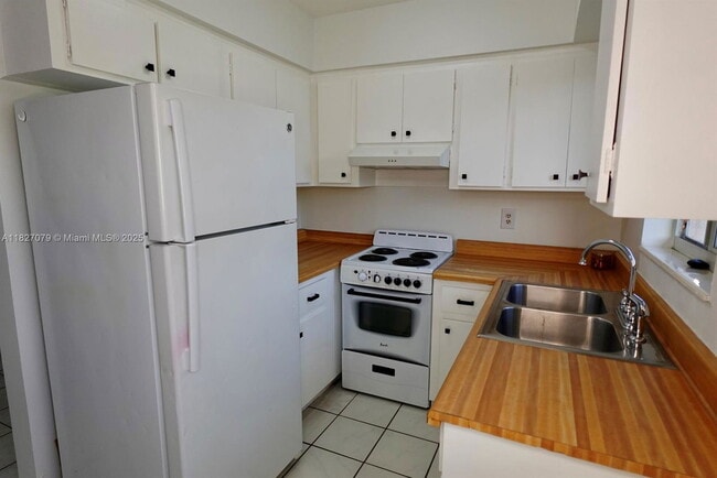 250 NE 40th St in Oakland Park, FL - Building Photo - Building Photo