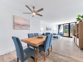 380 Seaview Ct in Marco Island, FL - Building Photo