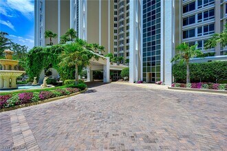 7117 Pelican Bay Blvd in Naples, FL - Building Photo - Building Photo