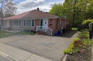 32 Haida Dr in Aurora, ON - Building Photo