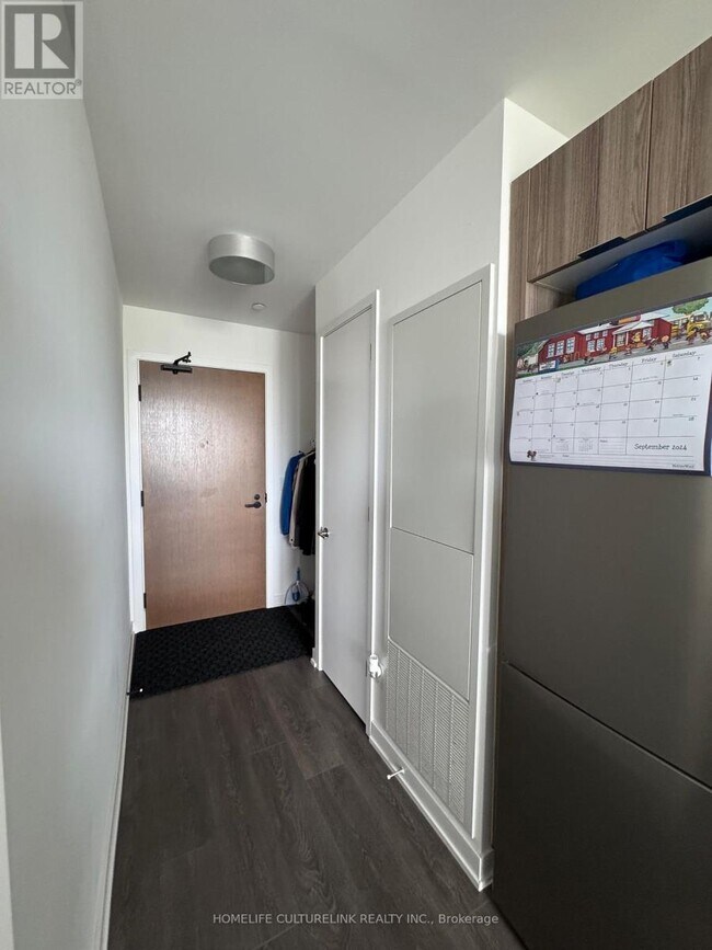 8 Tippett Rd in Toronto, ON - Building Photo - Building Photo