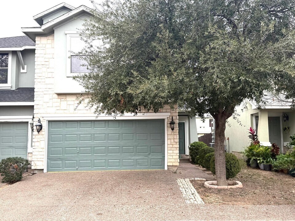 9310 Albany Dr in Laredo, TX - Foto de edificio