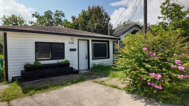 1212 Pine St in Baytown, TX - Building Photo - Building Photo