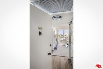 4455 Los Feliz Blvd in Los Angeles, CA - Foto de edificio - Building Photo