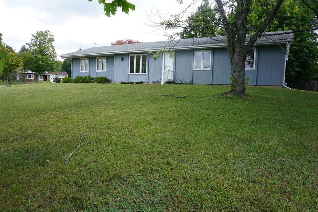 11 Maple Ct in Chelsea, MI - Building Photo
