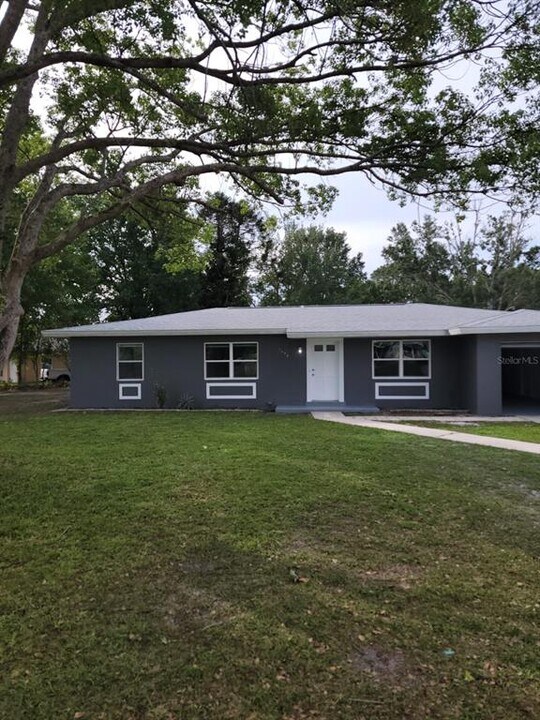 1605 Providence Blvd in Deltona, FL - Building Photo