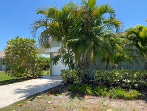 1781 SE Linpark Ct in Port St. Lucie, FL - Foto de edificio - Building Photo