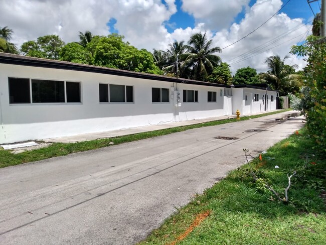 1960 SW 41st Ave in Fort Lauderdale, FL - Building Photo - Building Photo