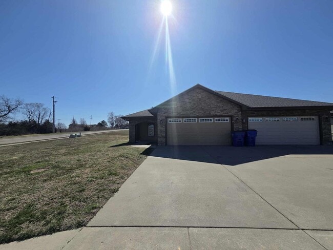410 Michael's Ct in Junction City, KS - Building Photo - Building Photo