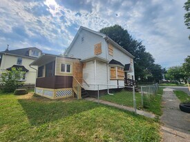 8 Aurora St in Rochester, NY - Building Photo