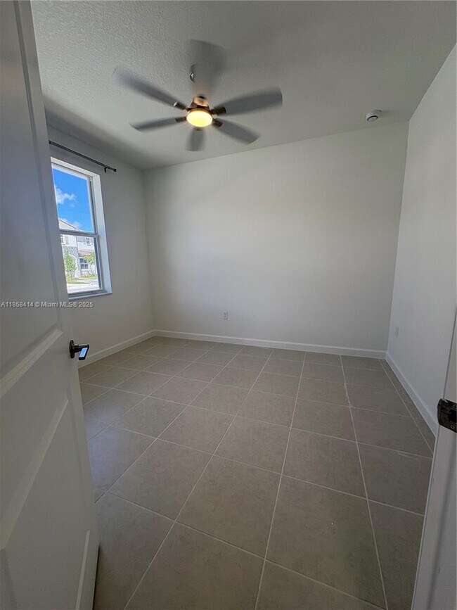 2652 SE 28th St in Homestead, FL - Building Photo - Building Photo