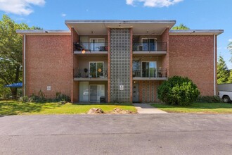 42ND FLATS in Hyattsville, MD - Building Photo - Building Photo