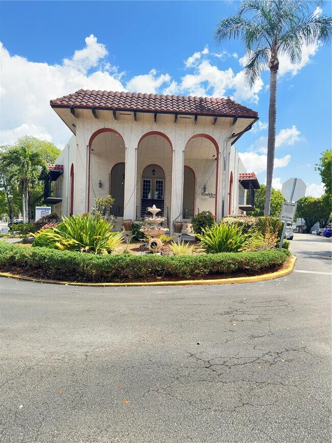 10762 N Kendall Dr in Miami, FL - Building Photo - Building Photo