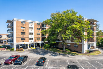 Courtside Square Apartments in King of Prussia, PA - Foto de edificio - Building Photo