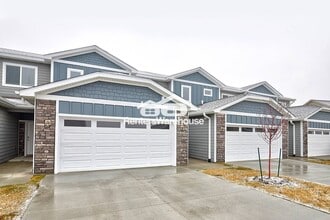 211 NW Greenway Pl in Waukee, IA - Building Photo - Building Photo