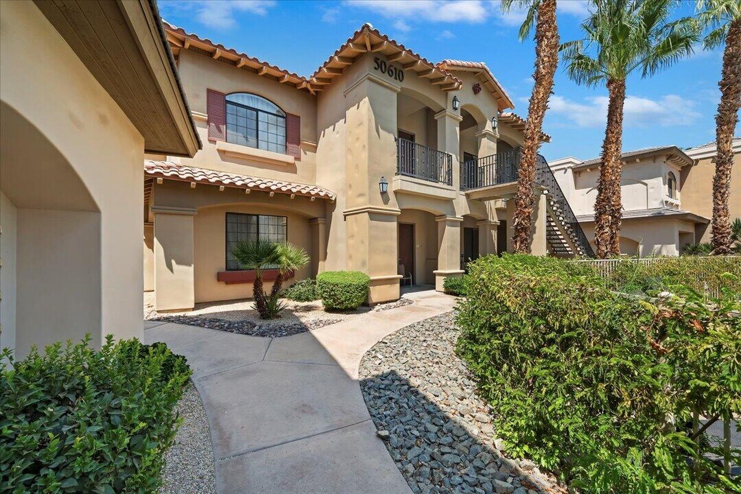 50610 Santa Rosa Plz in La Quinta, CA - Building Photo