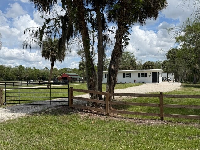 1818 Richards St in Naples, FL - Foto de edificio - Building Photo