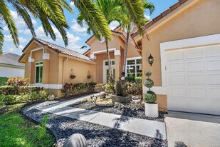 3043 Lakewood Dr in Weston, FL - Building Photo