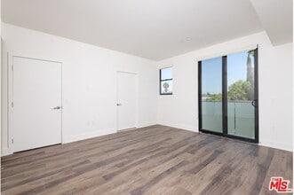 129 S Kings Rd-Unit -ph2 in Los Angeles, CA - Building Photo - Building Photo