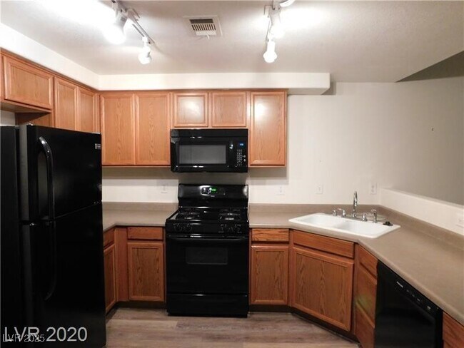 9303 Gilcrease Ave in Las Vegas, NV - Building Photo - Building Photo