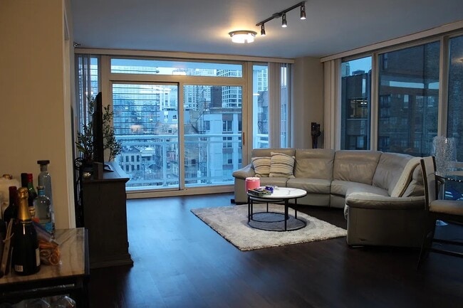 757 N Orleans St, Unit 706 in Chicago, IL - Building Photo - Building Photo