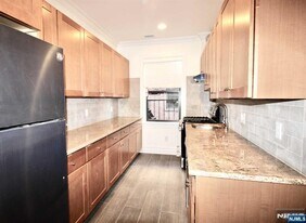 54 Broad St in Ridgefield, NJ - Building Photo
