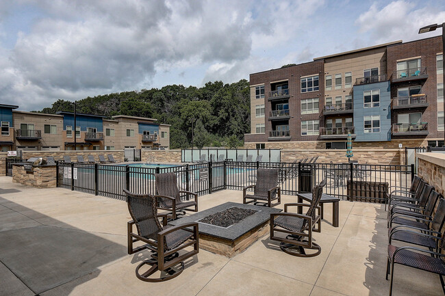 The Reef Apartments in Wauwatosa, WI - Foto de edificio - Building Photo