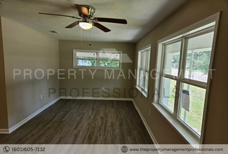 702 Cooper Rd in Jackson, MS - Building Photo - Building Photo