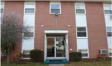 Gladstone Apartments in Elkhart, IN - Building Photo - Building Photo