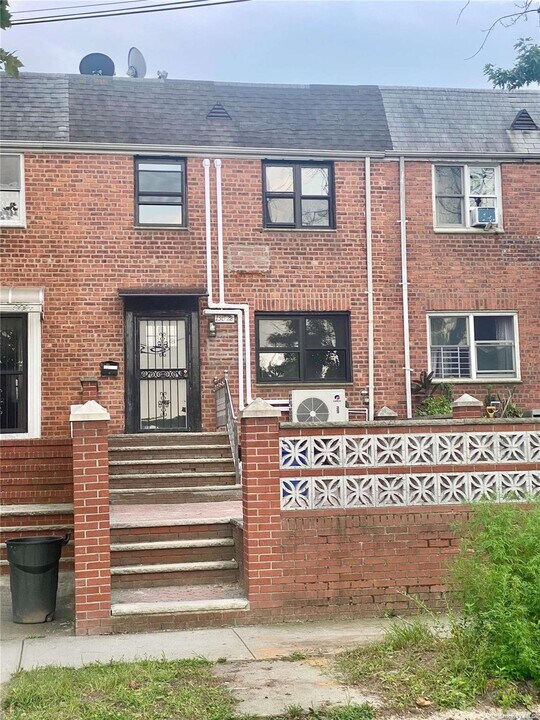 150-28 76th Rd in Queens, NY - Building Photo