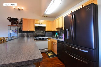 6-24 Renaissance Ct in Brooklyn, NY - Foto de edificio - Building Photo