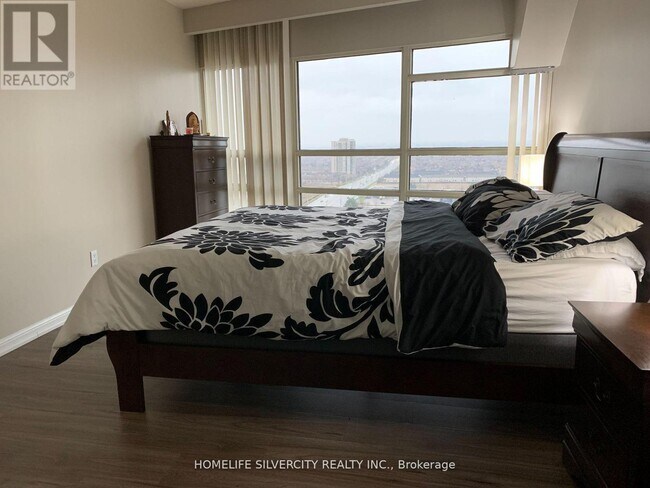 50 Eglinton Ave W in Mississauga, ON - Building Photo - Building Photo